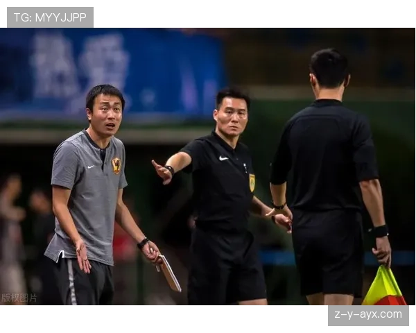 边裁举旗示意越位，到底依据哪条规则？