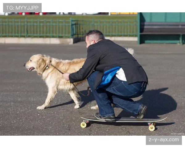 拉塞尔·韦斯特布鲁克穿拖鞋带娃出门，隔壁阿姨看见门口那辆劳斯莱斯笑出声